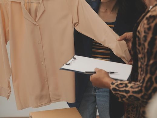 Jak rozpoznać oryginalną markową odzież w internecie – praktyczny przewodnik