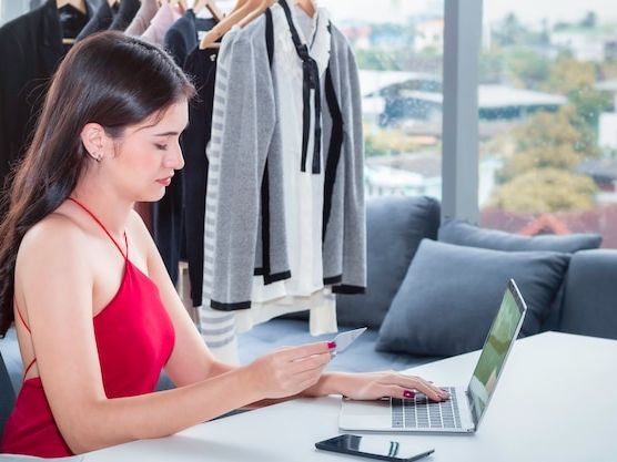Zalety zakupów e-commerce z ubraniami w atrakcyjnych cenach – wygoda, oszczędność i szeroki wybór